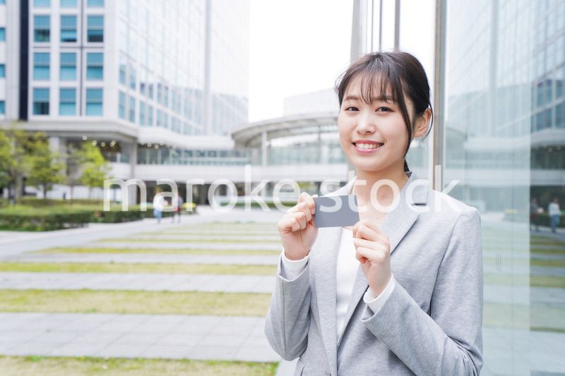 オフィス街でキャッシュレス決済をするビジネスウーマン