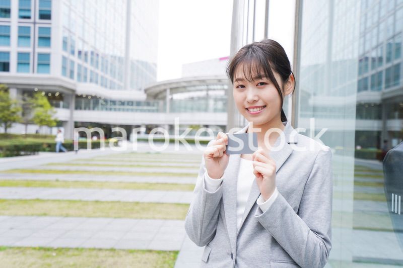 オフィス街でキャッシュレス決済をするビジネスウーマン