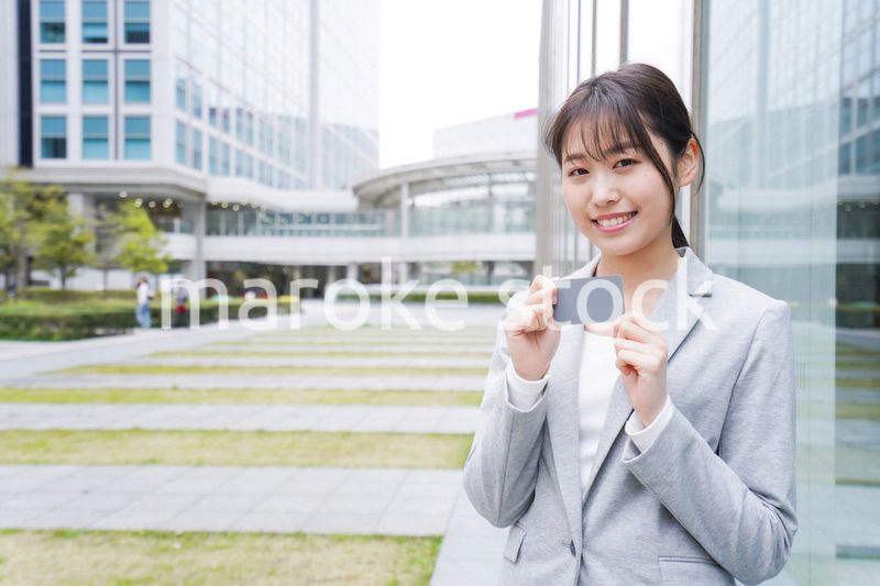 オフィス街でキャッシュレス決済をするビジネスウーマン