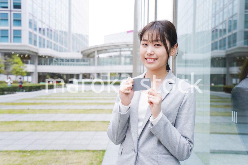 オフィス街でキャッシュレス決済をするビジネスウーマン