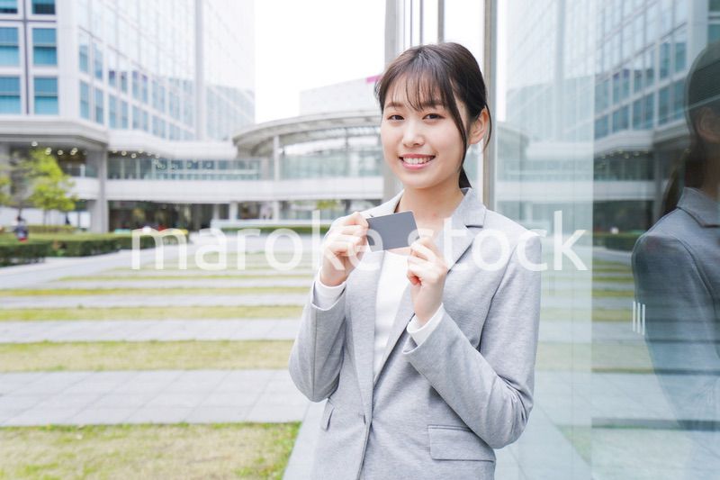 オフィス街でキャッシュレス決済をするビジネスウーマン