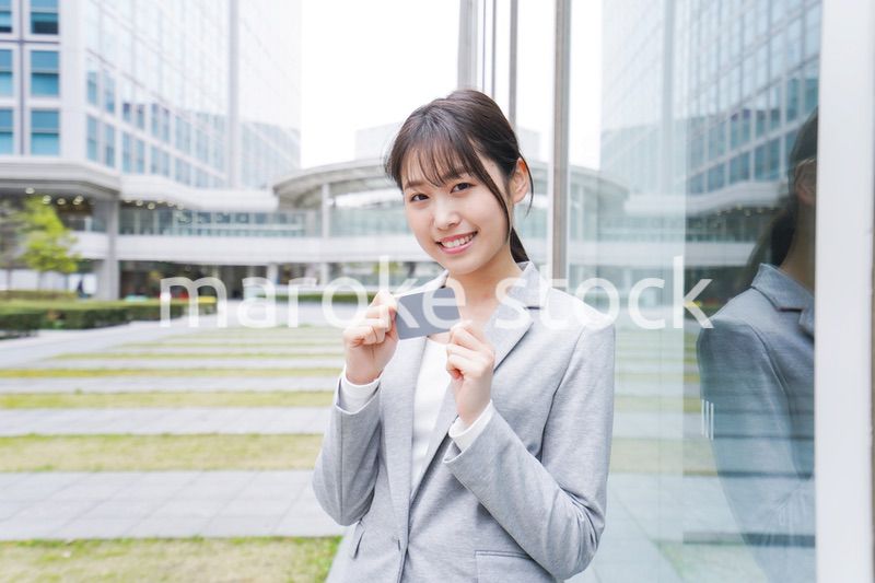 オフィス街でキャッシュレス決済をするビジネスウーマン