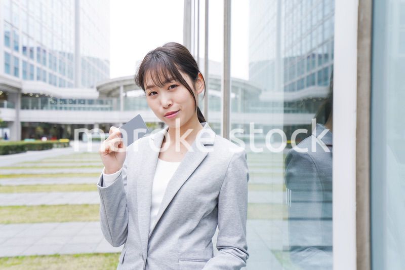 オフィス街でキャッシュレス決済をするビジネスウーマン