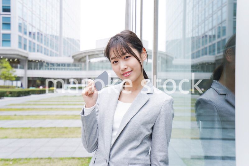 オフィス街でキャッシュレス決済をするビジネスウーマン