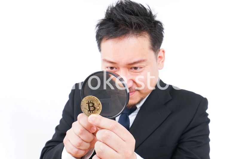仮想通貨を調べるビジネスマン