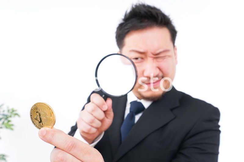 仮想通貨を調べるビジネスマン