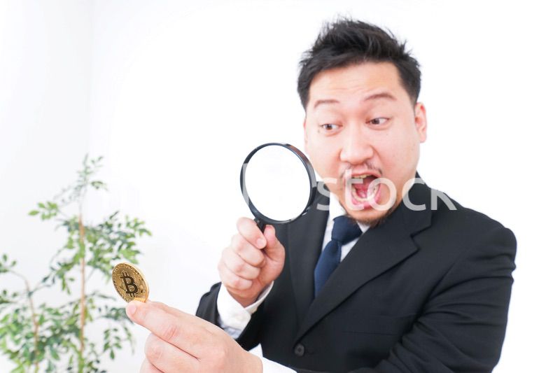仮想通貨を調べるビジネスマン