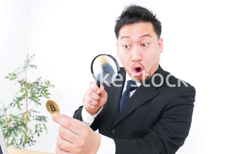 仮想通貨を調べるビジネスマン