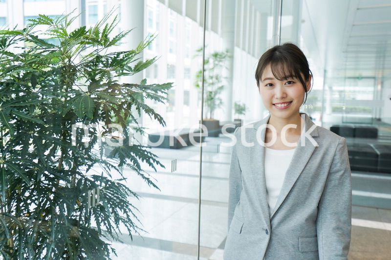 オフィス内を歩く若いビジネスウーマン