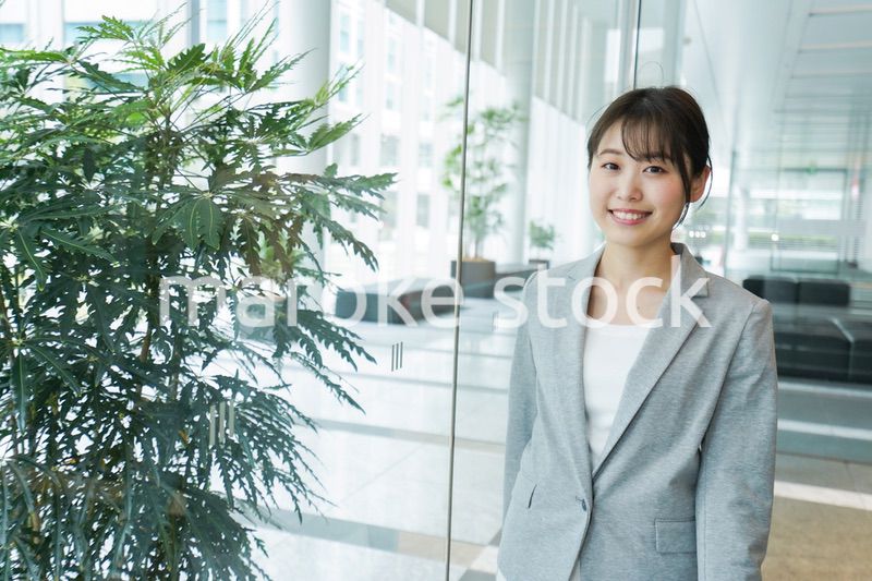 オフィス内を歩く若いビジネスウーマン