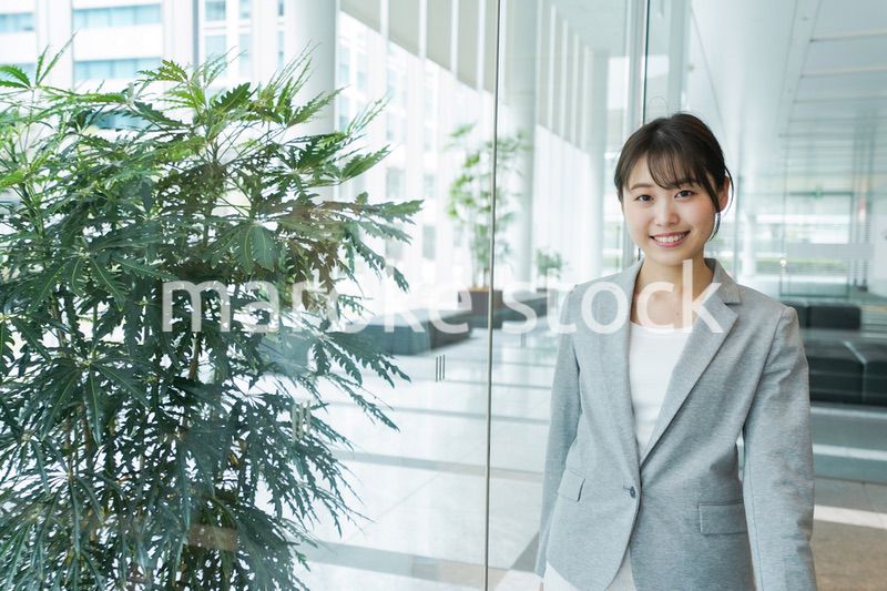 オフィス内を歩く若いビジネスウーマン