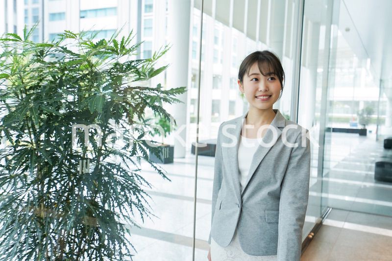 オフィス内を歩く若いビジネスウーマン