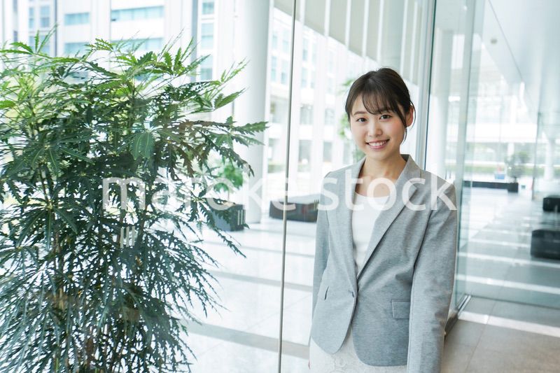 オフィス内を歩く若いビジネスウーマン