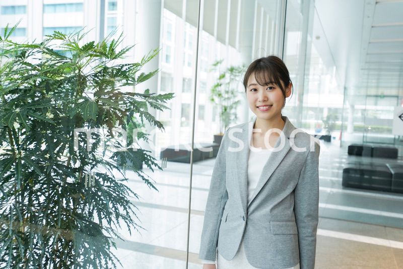 オフィス内を歩く若いビジネスウーマン