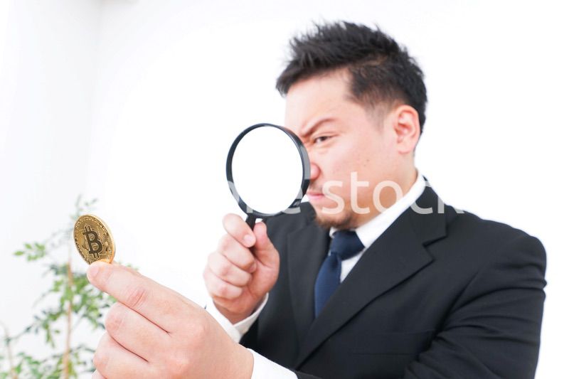 仮想通貨を調べるビジネスマン