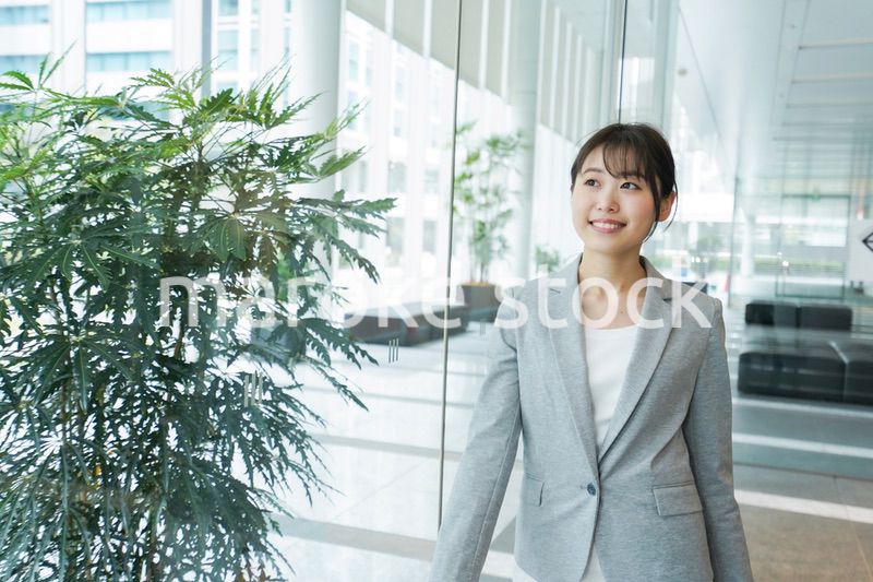オフィス内を歩く若いビジネスウーマン