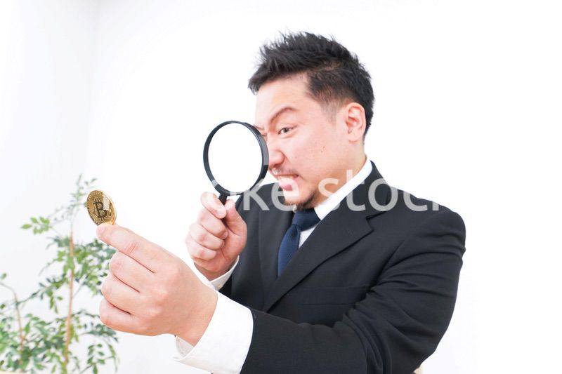 仮想通貨を調べるビジネスマン