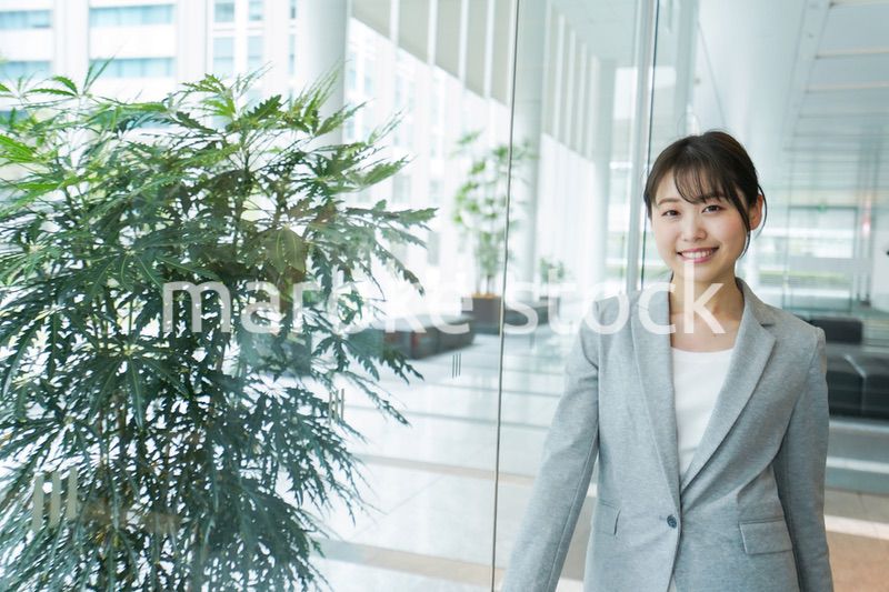 オフィス内を歩く若いビジネスウーマン