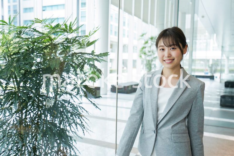 オフィス内を歩く若いビジネスウーマン