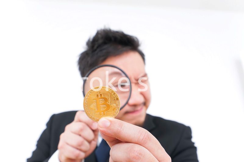 仮想通貨を調べるビジネスマン
