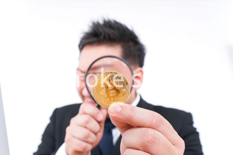 仮想通貨を調べるビジネスマン