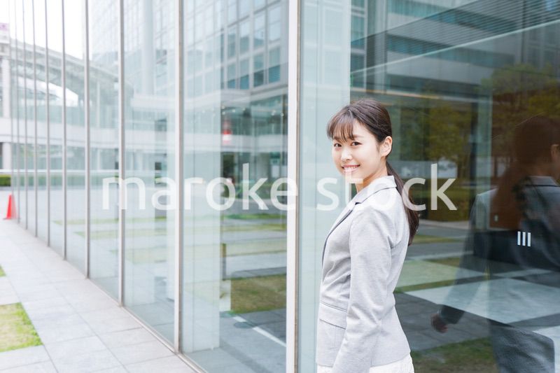 オフィス街を歩く若いビジネスウーマン