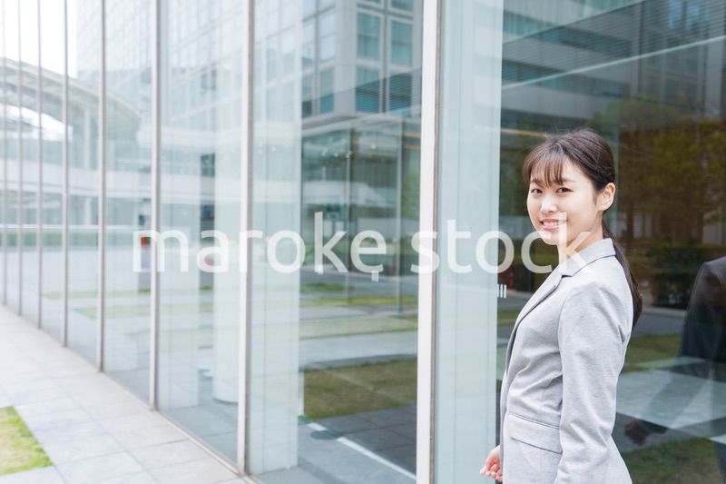 オフィス街を歩く若いビジネスウーマン