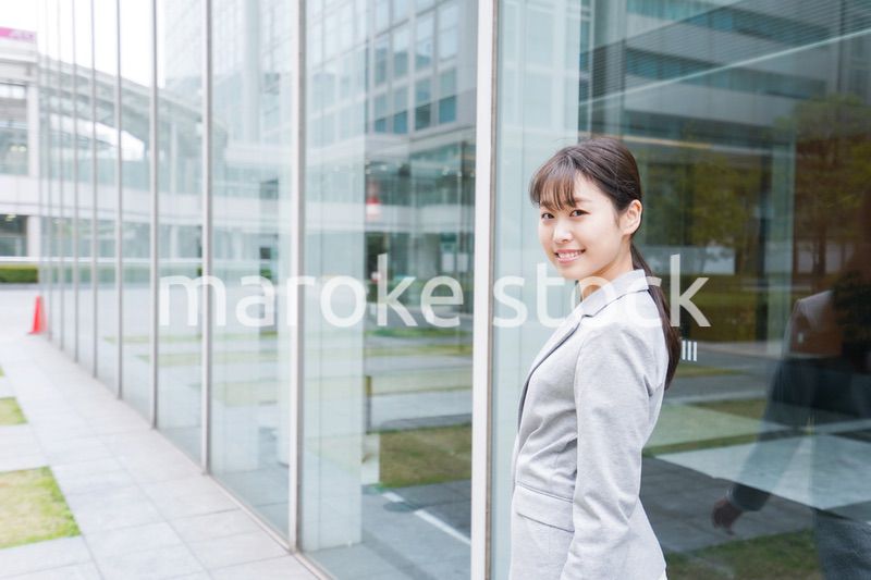 オフィス街を歩く若いビジネスウーマン