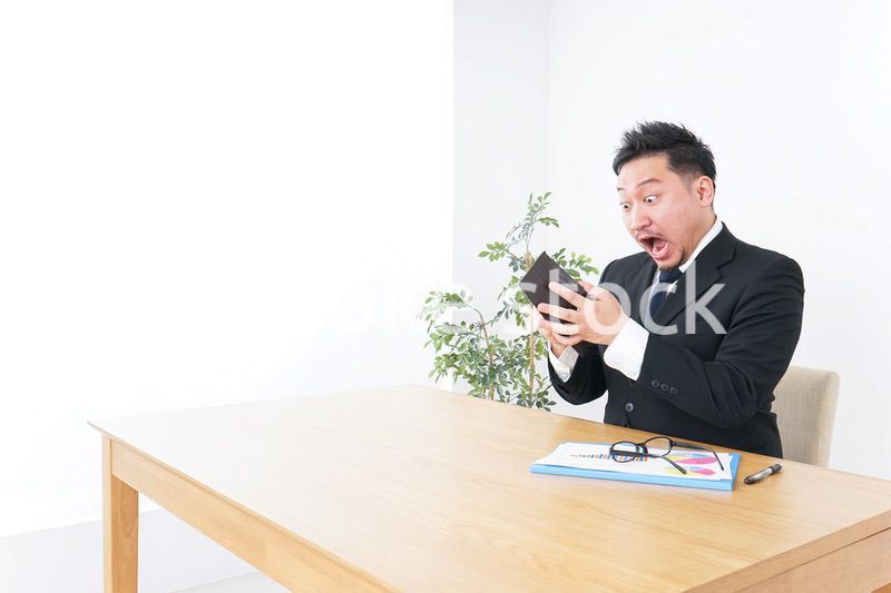 財布を見て驚くビジネスマン