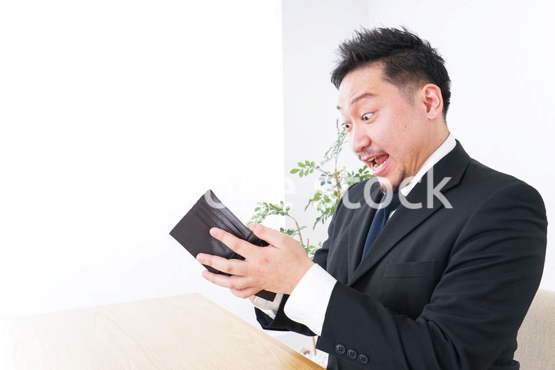 財布を見て驚くビジネスマン