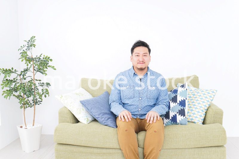 家でくつろぐ男性