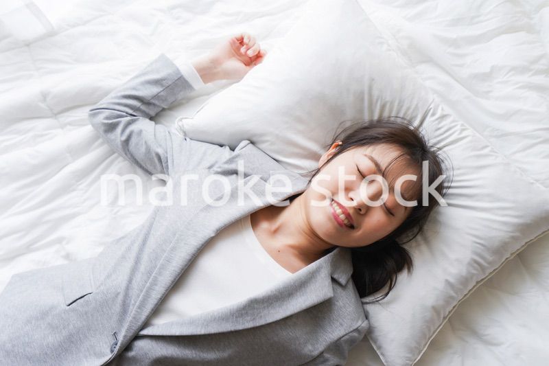 仕事中に仮眠を取る若いビジネスウーマン