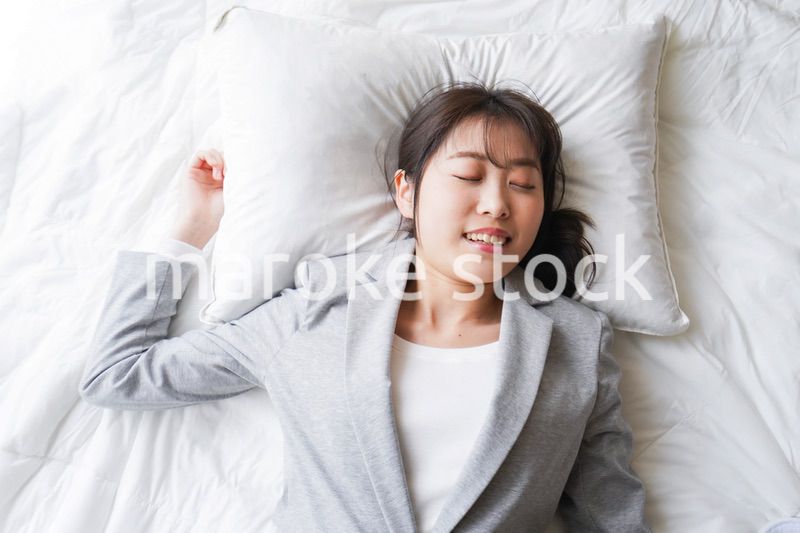 仕事中に仮眠を取る若いビジネスウーマン