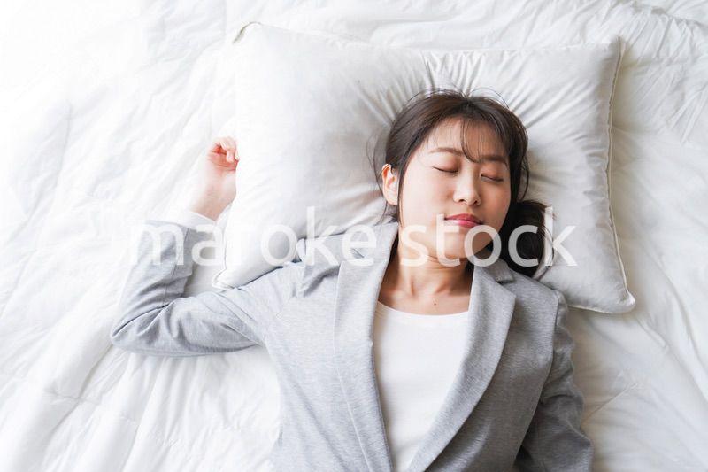 仕事中に仮眠を取る若いビジネスウーマン