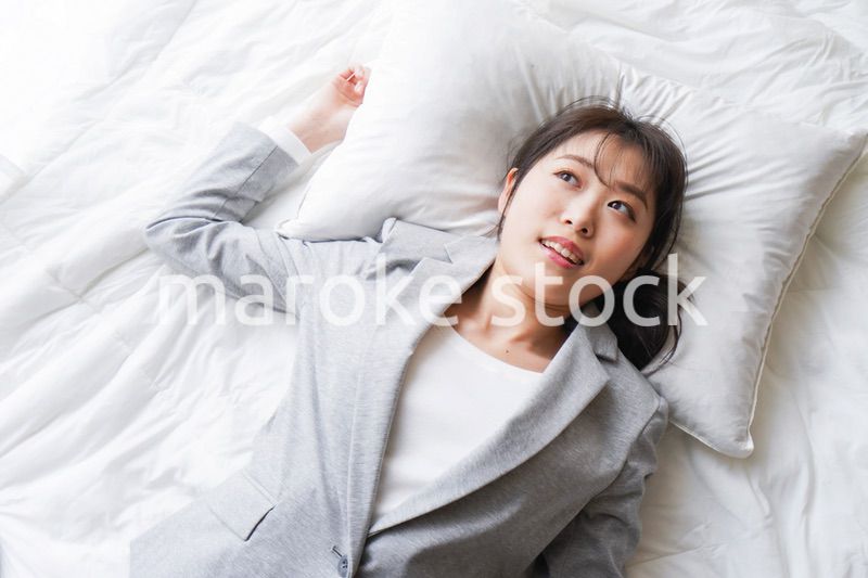 仕事中に仮眠を取る若いビジネスウーマン