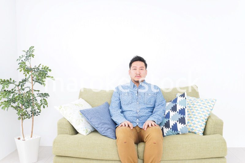 家でくつろぐ男性