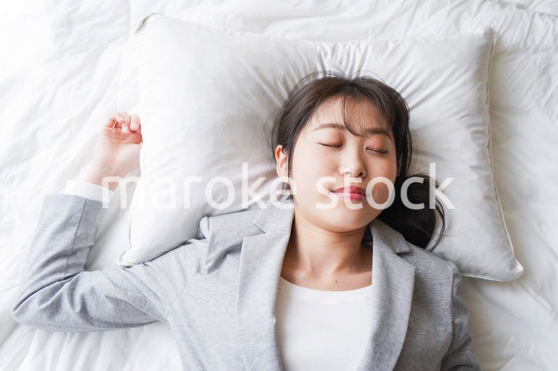 仕事中に仮眠を取る若いビジネスウーマン