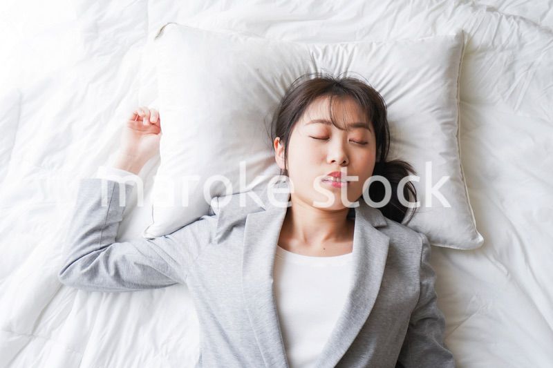 仕事中に仮眠を取る若いビジネスウーマン