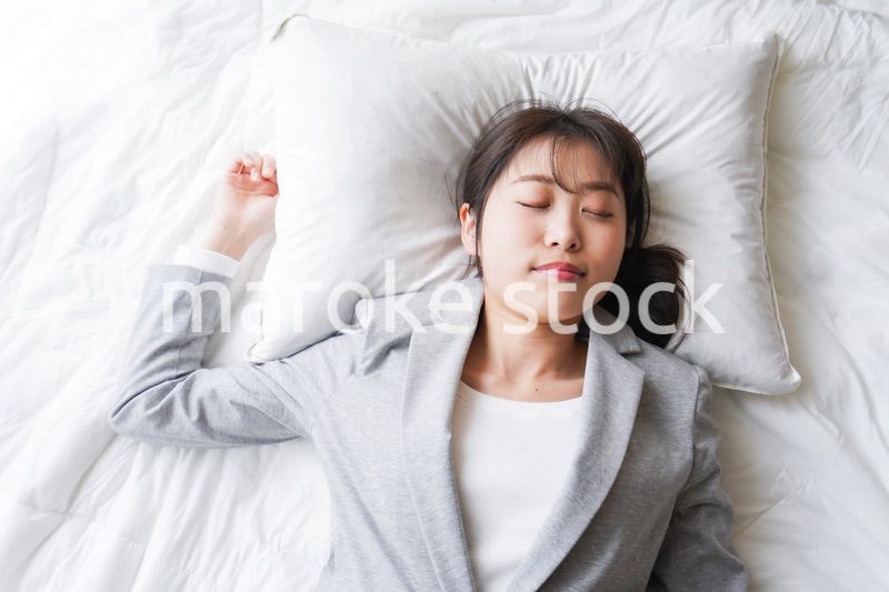 仕事中に仮眠を取る若いビジネスウーマン