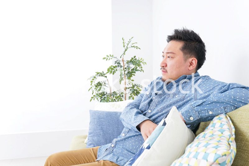 家でリラックスをする男性