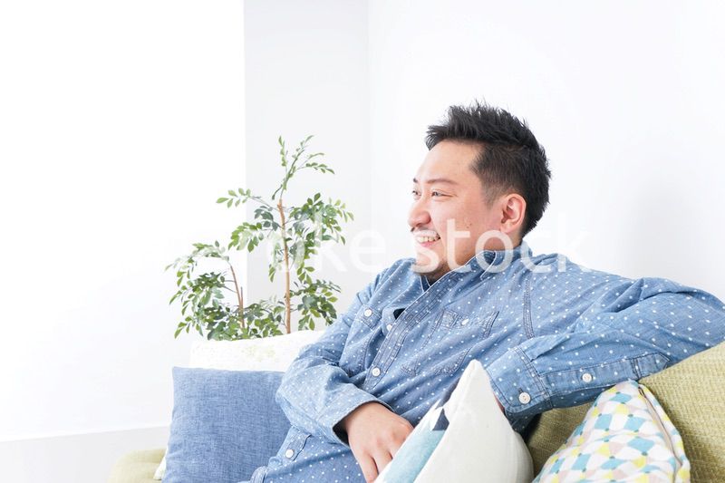 家でリラックスをする男性