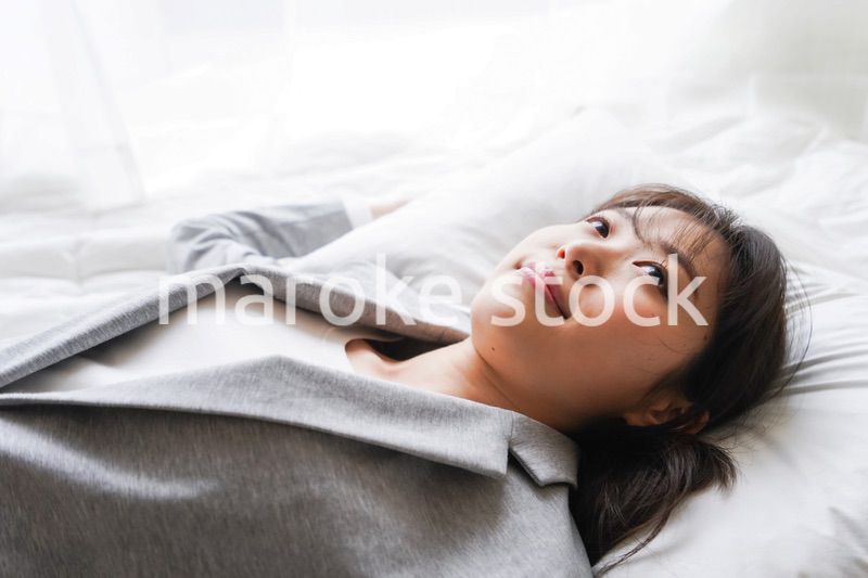 仕事中に仮眠を取る若いビジネスウーマン