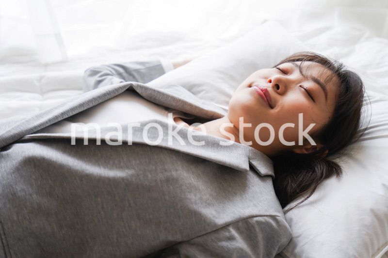 仕事中に仮眠を取る若いビジネスウーマン