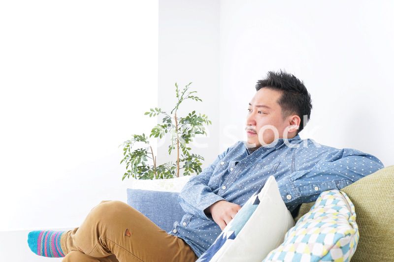 家でくつろぐ男性