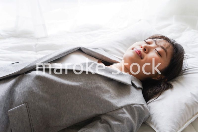 仕事中に仮眠を取る若いビジネスウーマン