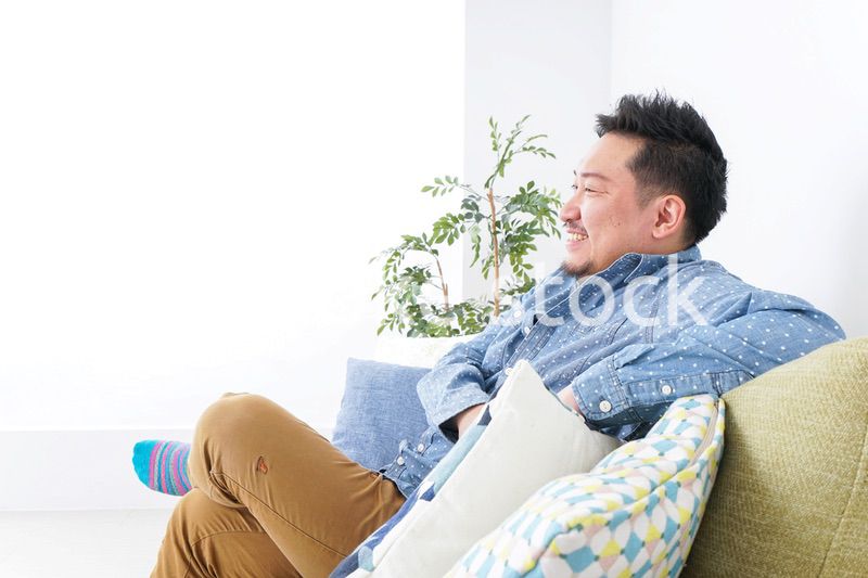 家でリラックスをする男性