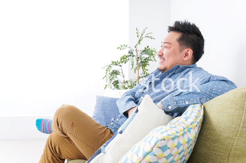 家でくつろぐ男性