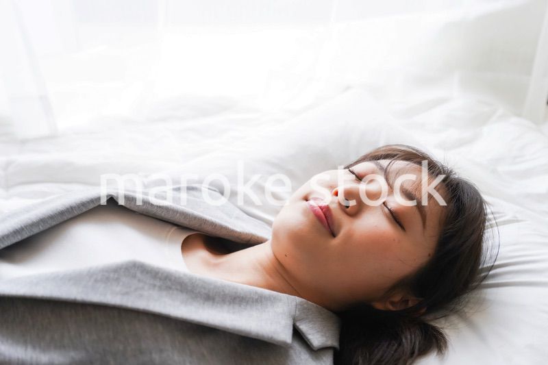 仕事中に仮眠を取る若いビジネスウーマン