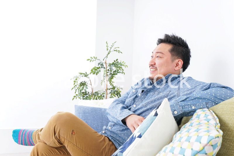 家でくつろぐ男性