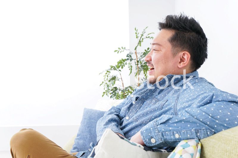 家でくつろぐ男性